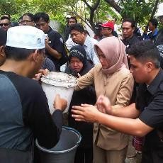 Walikota Risma Ikut Berduka di Pemakaman Kabiro Trans TV Jatim