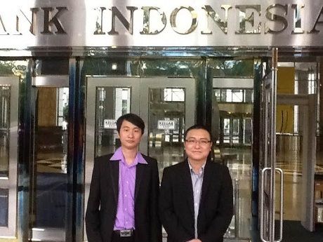 Oscar Darmawan (kiri) dan rekannya ketika berkunjung ke Bank Indonesia, beberapa waktu lalu. (Foto: Maikel/detikFinance) Oscar Darmawan (kiri) dan rekannya ketika berkunjung ke Bank Indonesia, beberapa waktu lalu. (Foto: Maikel/detikFinance)