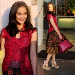Gaya Berbatik Atiqah Hasiholan di Malaysia, Love It or Leave It?