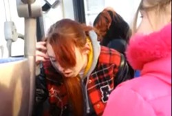 Meski Baru 7 Tahun, Anak Ini Jaga Ibunya yang Teler Karena Heroin di Bus