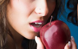 Hati-hati, Konsumsi Apel dan Tomat yang Bersifat Asam Bisa Mengikis Enamel Gigi