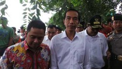 Kunjungi SMP 45 Cengkareng, Jokowi Wawancara Siswa Soal Jam Belajar