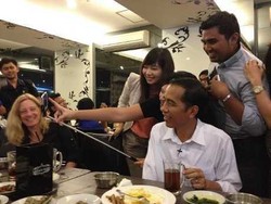 Pak Jokowi, Selfie Dulu Yuk Pakai Tongsis