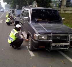 Polantas Pekanbaru Gembosi Ban Mobil dan Motor yang Parkir Sembarangan