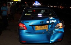 Diseruduk Metromini, Taksi Menabrak Ruko di Jaksel