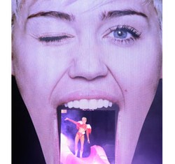 Foto: Tingkah Gila dan Liar Miley Cyrus Saat Tur Dunia