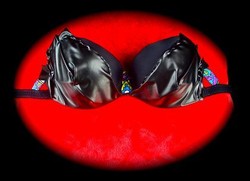 Ingin Tahu Rasanya Punya Payudara Besar, Pria Ini Pasang Implan di Dada