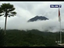 Asap Tebal Membumbung Tinggi di Puncak Merapi