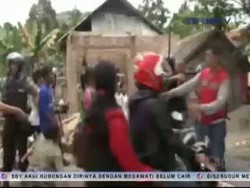 Dua Kubu Warga yang Bertetangga Saling Serang