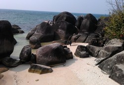 Memanjat Batu Laskar Pelangi di Pantai Tanjung Tinggi