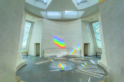 Unik! Kuil yang Bermandikan Sinar Pelangi