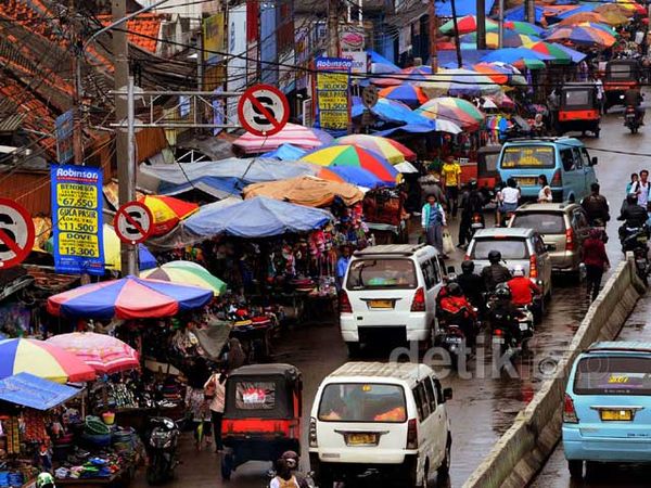 Barisan PKL di Kebayoran Lama