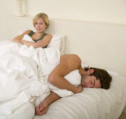 Ini Penyebab Pria Lebih Pilih Tidur Ketimbang Bermesraan Pasca Bercinta