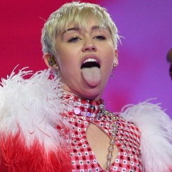 Menyelinap ke Ruang Ganti Miley Cyrus, Seorang Remaja Ditangkap