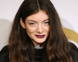 Lorde dan MAC Kerjasama Membuat Make-up Bertema Gothic