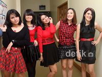 Gaya Kompak Super Girlies dengan Rok Mini