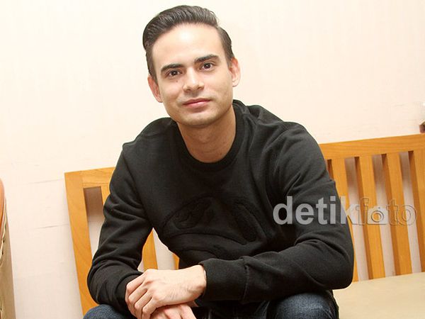 Ashraf Sinclair Tetap Cool Tampil Kasual