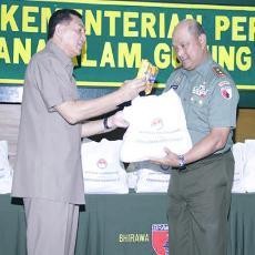 Kemenhan Serahkan Bantuan 6.000 Paket Makanan untuk Korban Erupsi Kelud