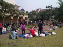 PKL Kembali Menjamur di Halaman Masjid Agung, ke Mana Satpol PP?