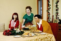 Bosan Ditanya Kapan Nikah, Suzanne Pilih Hidup Bersama Keluarga Manekin