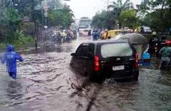 Hujan Mengguyur, Jl Daan Mogot Jadi Sungai