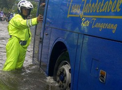 Jl S Parman di Depan Untar Banjir, Lalu Lintas Macet Panjang