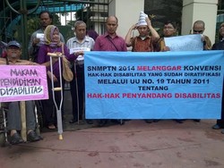 Kala Para Difabel Demo tentang SNMPTN 2014 di Depan Kemendikbud