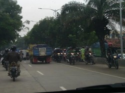 Lalin Macet Parah di Jl Daan Mogot Jakbar, Pemotor Nekat Lawan Arus