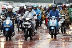 Jl Sudirman Macet Parah, Pemotor Nakal Terobos Trotoar
