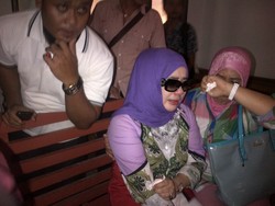 Kericuhan Terjadi saat Istri Muda Rusli Zainal Hadang Mobil Tahanan