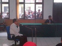 Demo Sidang Vonis Rusli, 2 Kubu Pro dan Kontra Dibubarkan Polisi