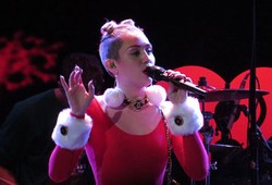 Menyelinap ke Ruang Ganti, Penggemar Miley Cyrus Ditahan Polisi