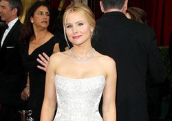 Gaun Terlalu Ketat, Kristen Bell Buang Air Kecil di Toples