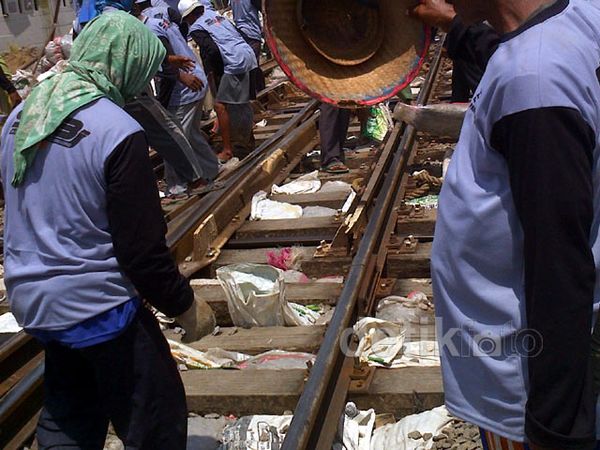 Kisah Pekerja Switch Over Membuat Rel KA