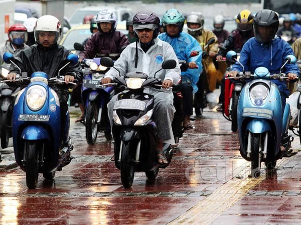 Hujan Deras dan Macet, Pemotor Kuasai Trotoar