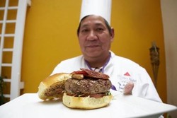 Beramal dengan Burger Mewah Berisi Jamur Truffle dan Caviar Seharga Rp. 2.8 Juta