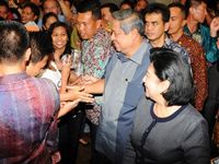 SBY dan Bu Ani Hebohkan Tunjungan Plaza 