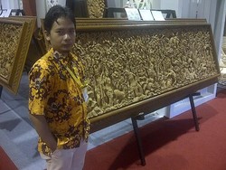 Pria Ini Sukses Jualan Relief dari Kayu Jati