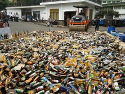 Hampir 11 Ribu Botol Miras di Bandung Digilas Stum