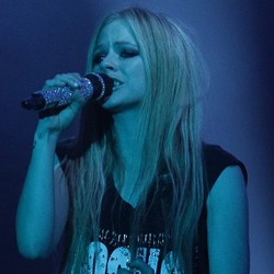 Cerita Kolaborasi Avril Lavigne dan Sang Suami