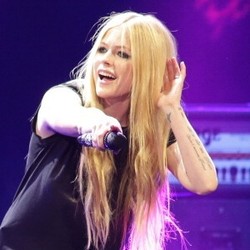 Avril Lavigne Tetap Eksis Berkat Fans