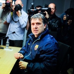 Martino Abaikan Kritik