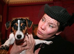 Duh, Wanita Ini Memilih Menikah dengan Anjing karena Merasa Berjodoh