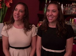 Saling Kecanduan, Kakak-Adik Kembar Ini Belum Pernah Berpisah Selama 20 Tahun