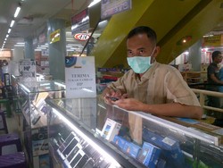 Mal-mal di Pekanbaru Riau Tak Luput dari Asap, Pekerja Bermasker Ria