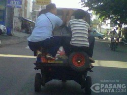 Jangan Ditiru! Ini Cara Ekstrem Naik Bajaj