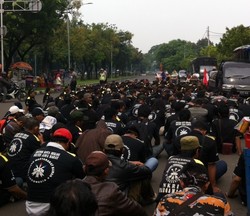 Minta Keadilan, Pendemo Gelar Doa Bersama di Depan MA