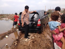 Blusukan, Mobil Jokowi Pecah Ban dan Terjebak Lumpur