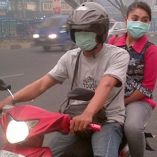 Gaya Bermasker Warga Riau Tangkal Polusi Asap