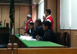 Rusak Ruang Sidang MK, 3 Terdakwa Duduk di Kursi Pesakitan PN Jakpus